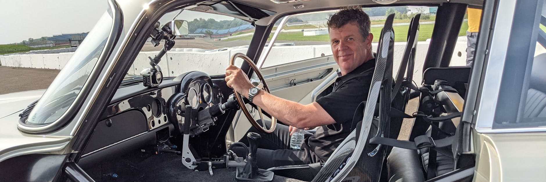 Stuntfahrer Mark Higgins sitzt in einem Aston-Martin-DB5-Stuntfahrzeug, das im neuen James-Bond-Film „Keine Zeit zu sterben“ zum Einsatz kam.