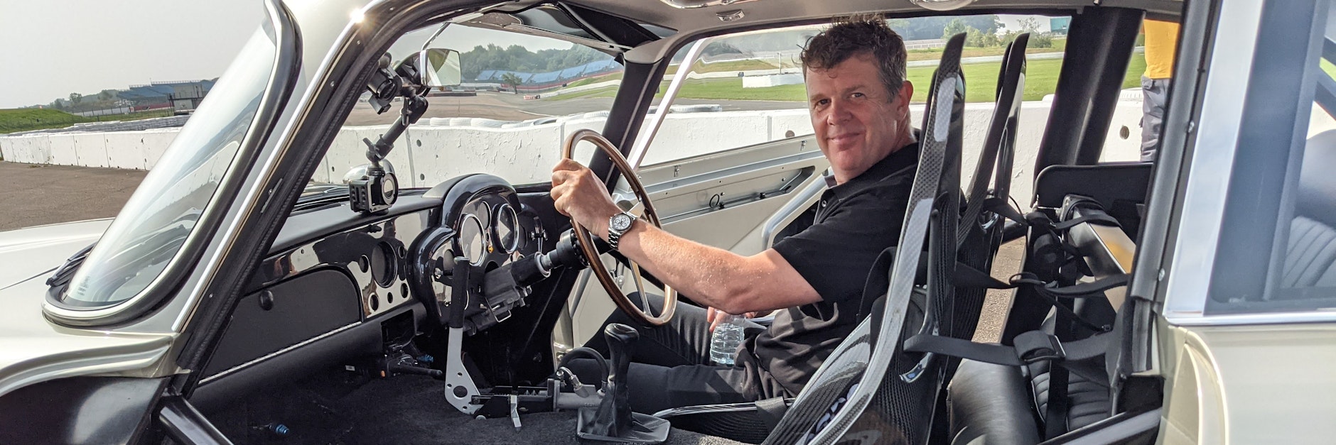 Stuntfahrer Mark Higgins sitzt in einem Aston-Martin-DB5-Stuntfahrzeug, das im neuen James-Bond-Film „Keine Zeit zu sterben“ zum Einsatz kam.