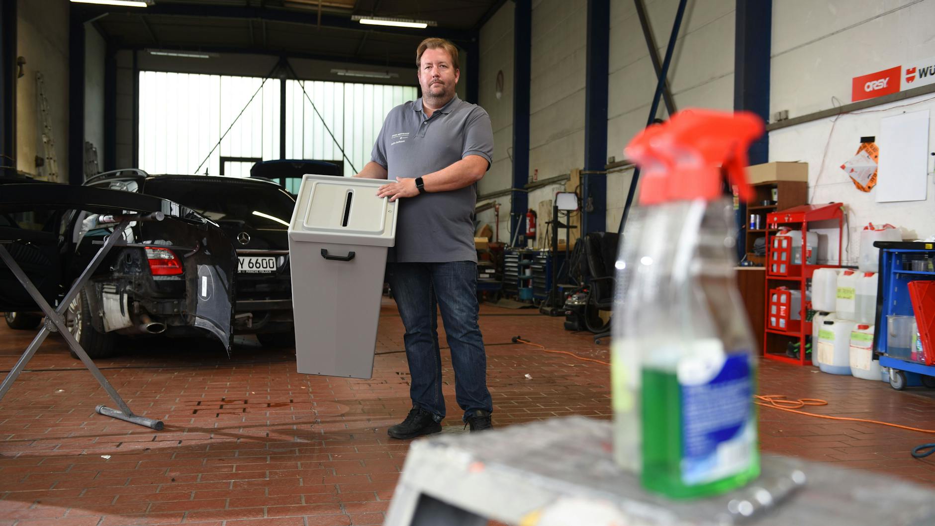 André Hoffmann ist für die Wahl bereit: In der Werkstatt seines Karosseriebetriebes werden die Tempelhofer am Sonntag ihre Kreuzchen machen.<br>