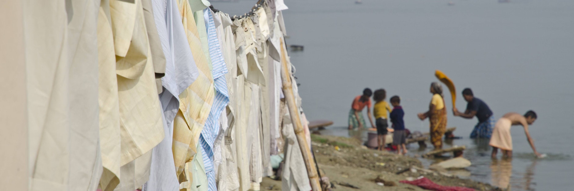 Wäschewaschen in Indien am heiligen Fluss Ganges (Symbolbild).
