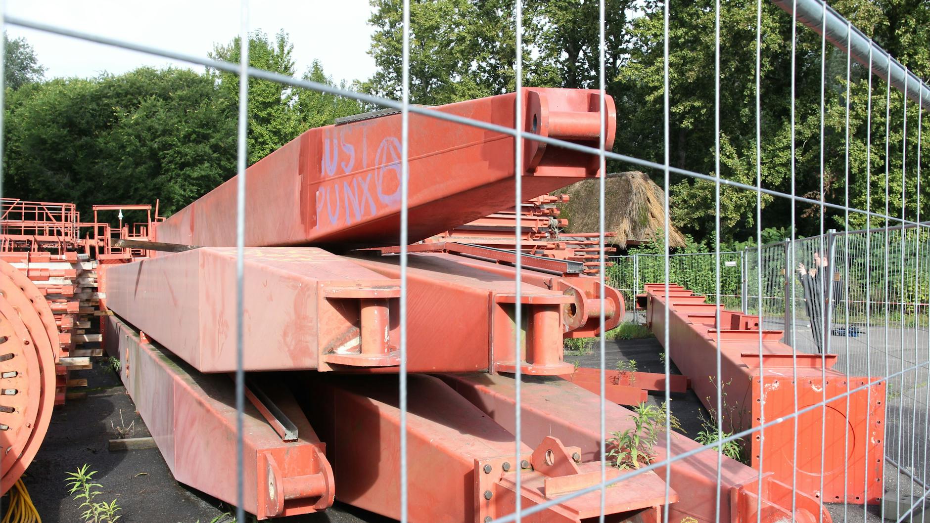 Hinter einem Zaun lagern die demontierten Teile des Riesenrades. Aufwendige Nacharbeiten und Prüfungen sind notwendig, um das beliebte Spreepark-Wahrzeichen wieder aufzubauen.