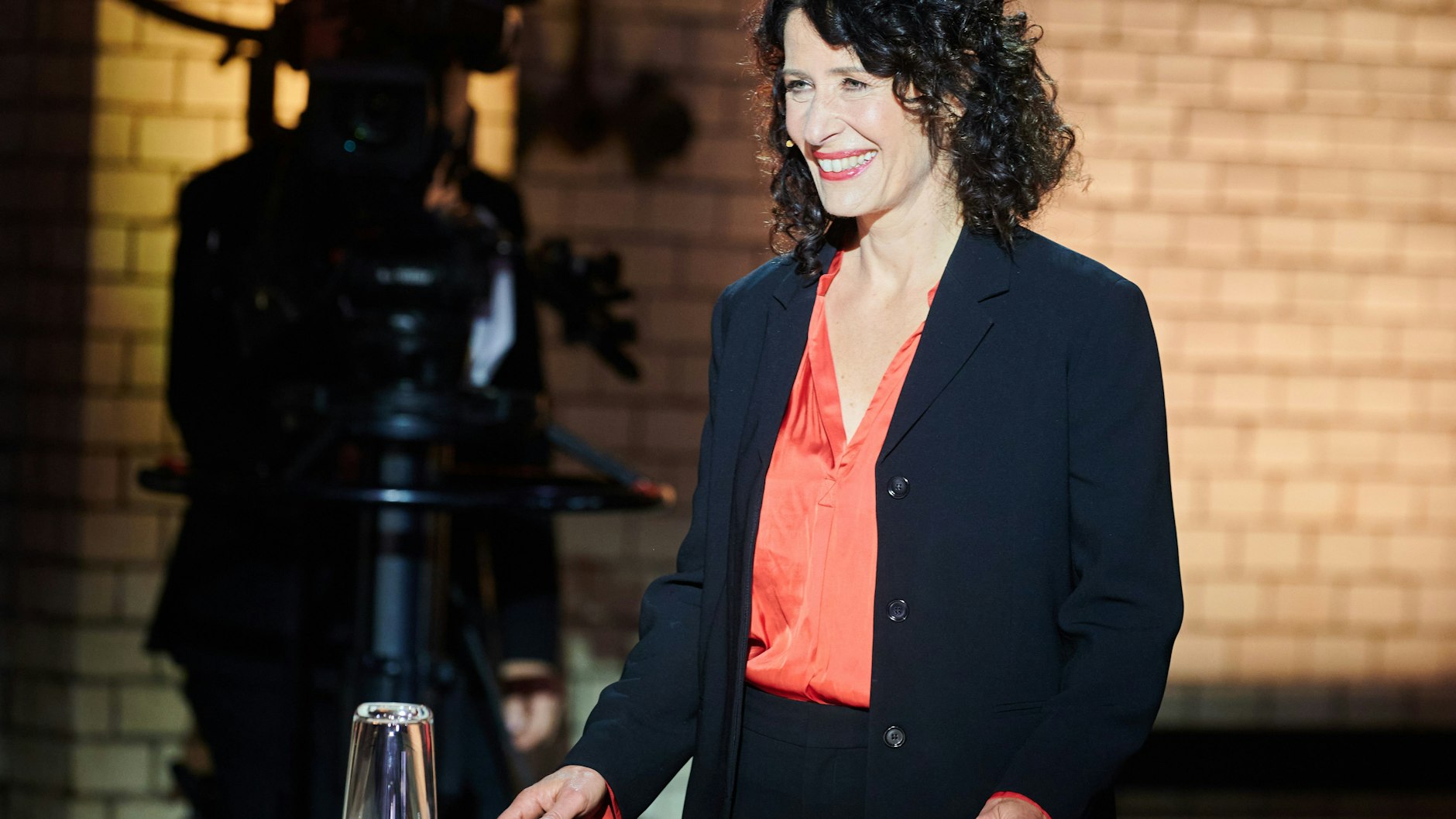 Die Spitzenkandidatin Bettina Jarasch (Bündnis 90/Die Grünen) steht im E-Werk bei der Talkrunde des RBB „Ihre Wahl 2021 - zum Abgeordnetenhaus“. 