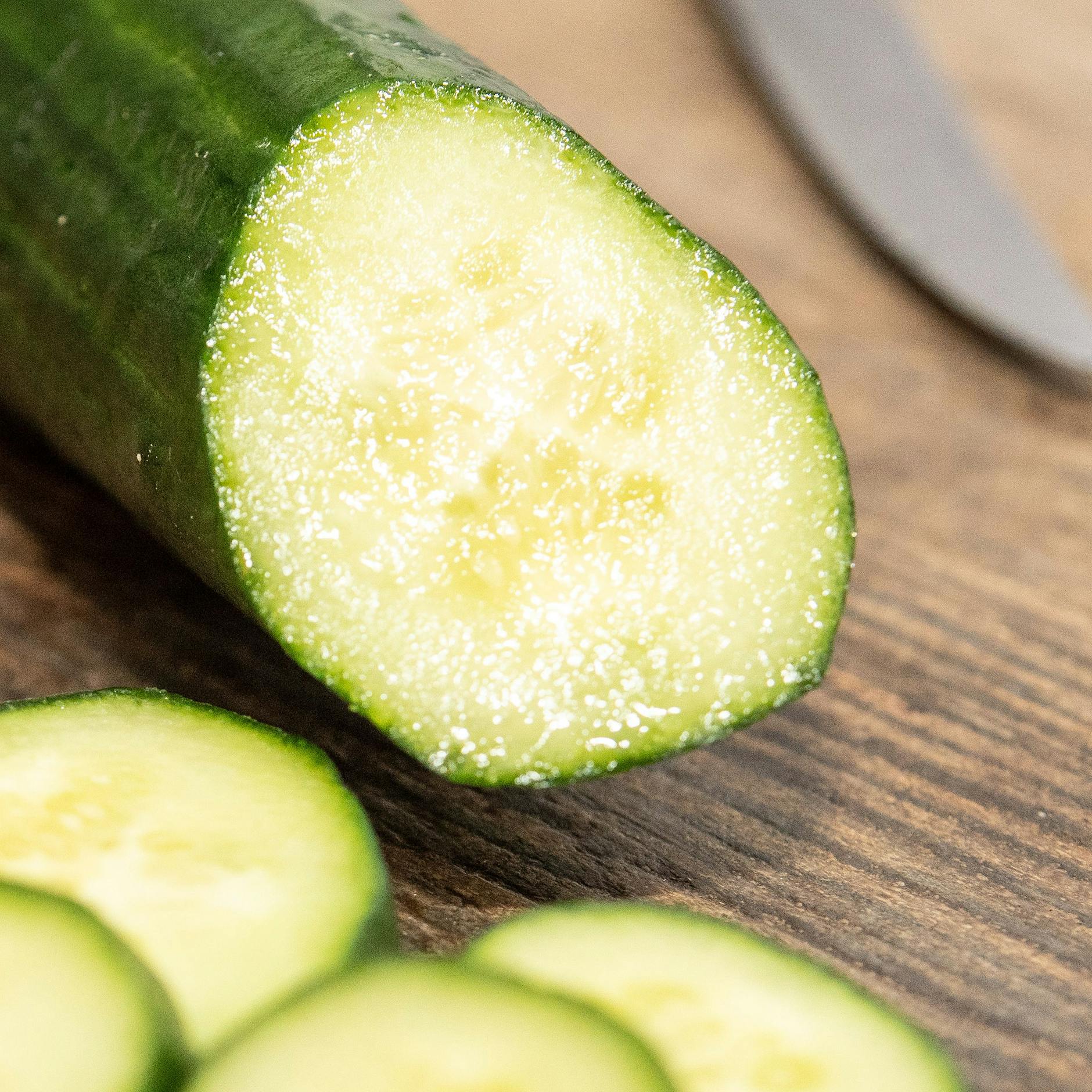 Weder welk noch gummiartig: Salatgurken – SO bleiben sie lange richtig knackig