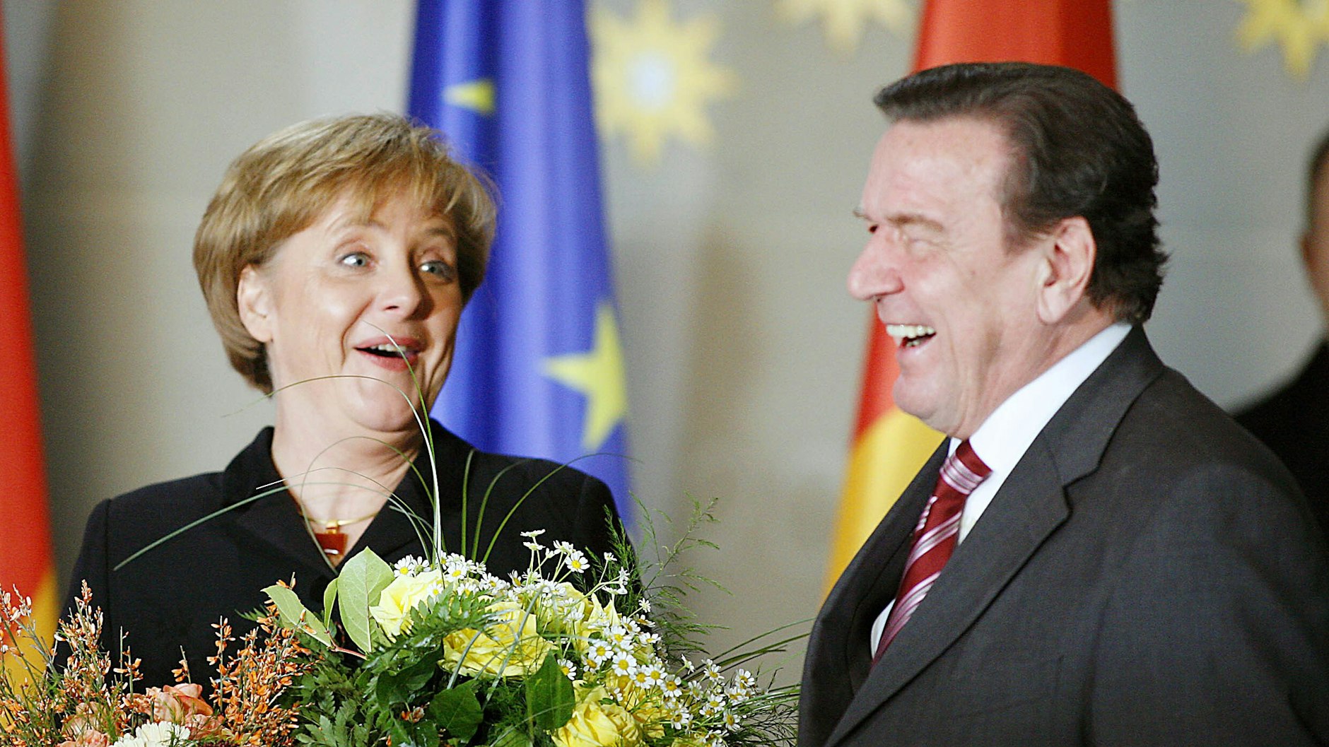 Gerhard Schröder (SPD) übergibt am 22. November 2005 in Berlin das Bundeskanzleramt an Angela Merkel .