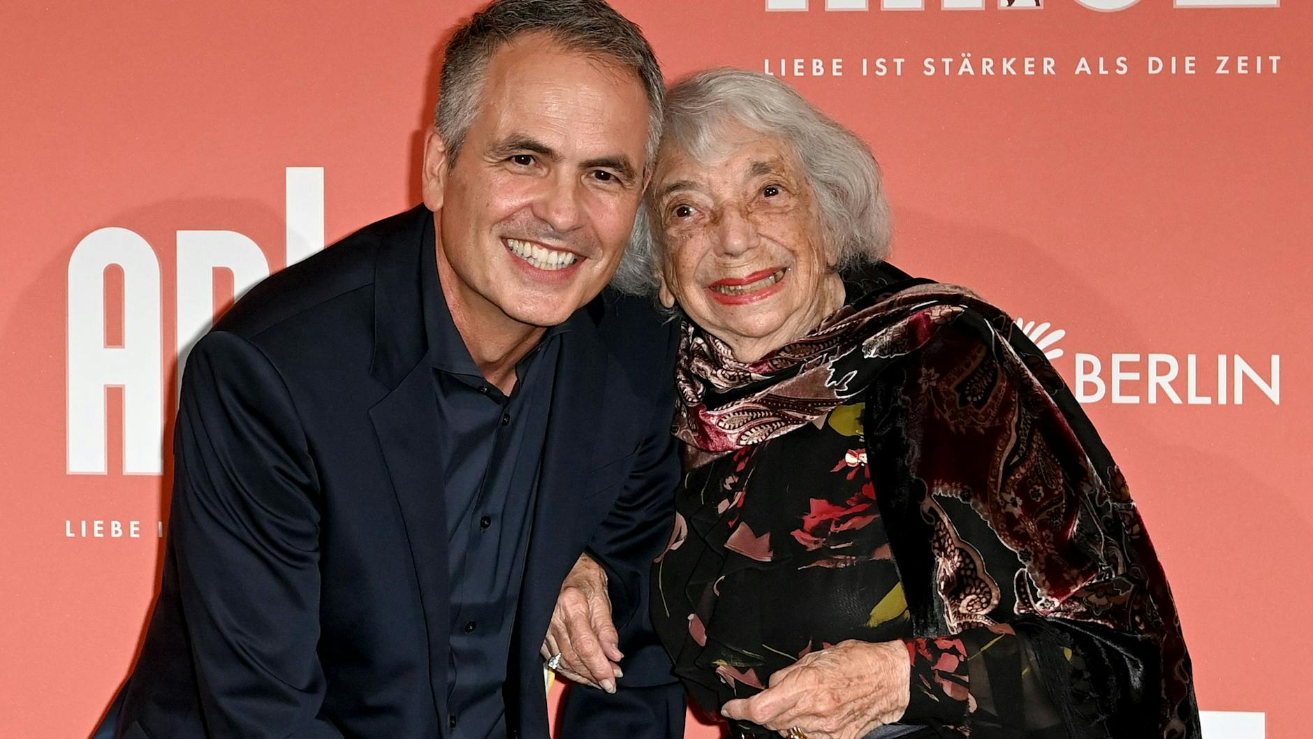 Berndt Schmidt, Intendant des Friedrichstadt-Palasts, und Holocaust-Überlebende Margot Friedländer, kommen zur Weltpremiere in den Friedrichstadt-Palast.