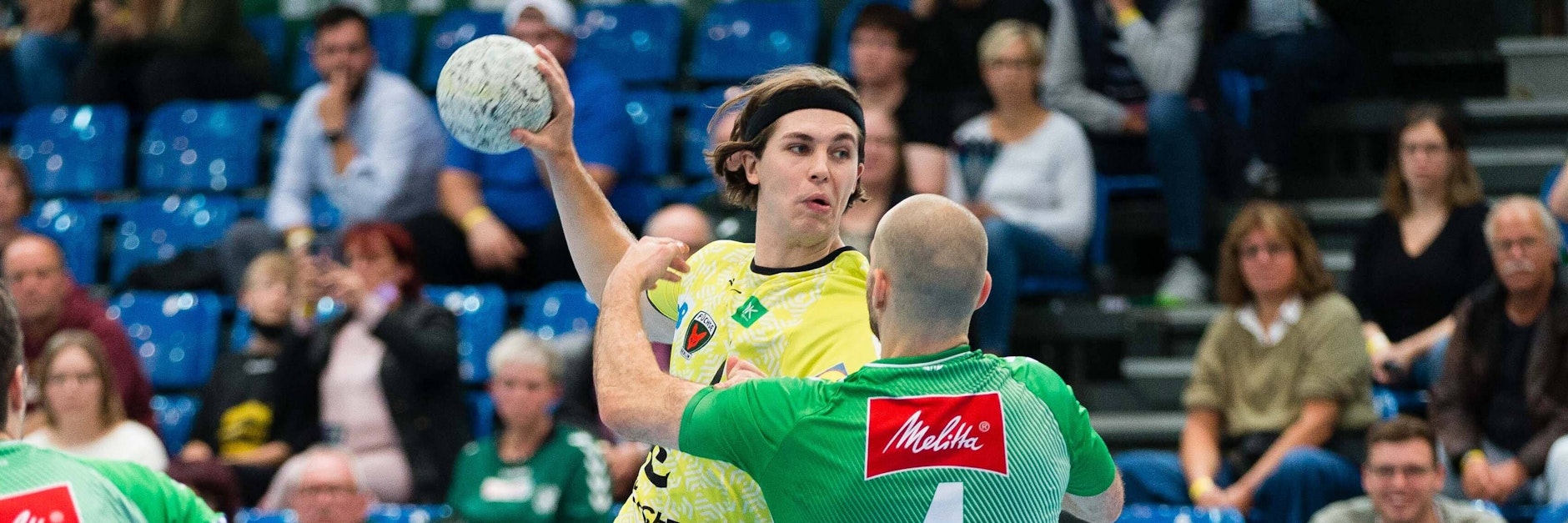 Weltmeister Jacob Holm lässt sich auch von Maximilian Janke nicht stoppen, ist mit fünf Toren erfolgreichster Fuchs in Minden. 