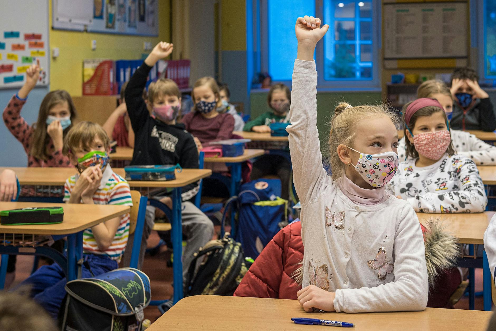 Nur mit Maske: Schülerinnen und Schüler einer Grundschule im Unterricht. 