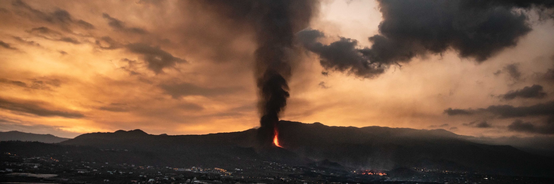 Der Vulkan von La Palma stößt eine Wolke aus Asche und Schwefeldioxid aus. Der Vulkan Cumbre Vieja, der am vergangenen Sonntag ausgebrochen ist, verwüstet seit mehr als vier Tagen Hunderte von Häusern und hektarweise Land.