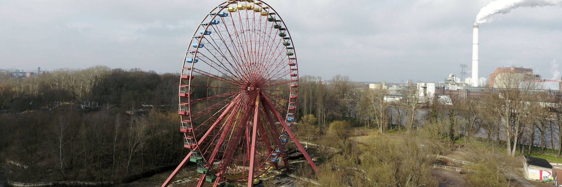 Der Spreepark im Plänterwald: Das alte Riesenrad wurde inzwischen abgebaut, soll nun für 3,5 Millionen Euro saniert werden. 