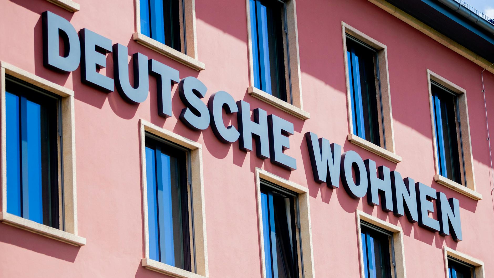 Steht auf der Liste der Enteignungsinitiative ganz oben: die Deutsche Wohnen. Im Bild: die Unternehmenszentrale in Wilmersdorf.