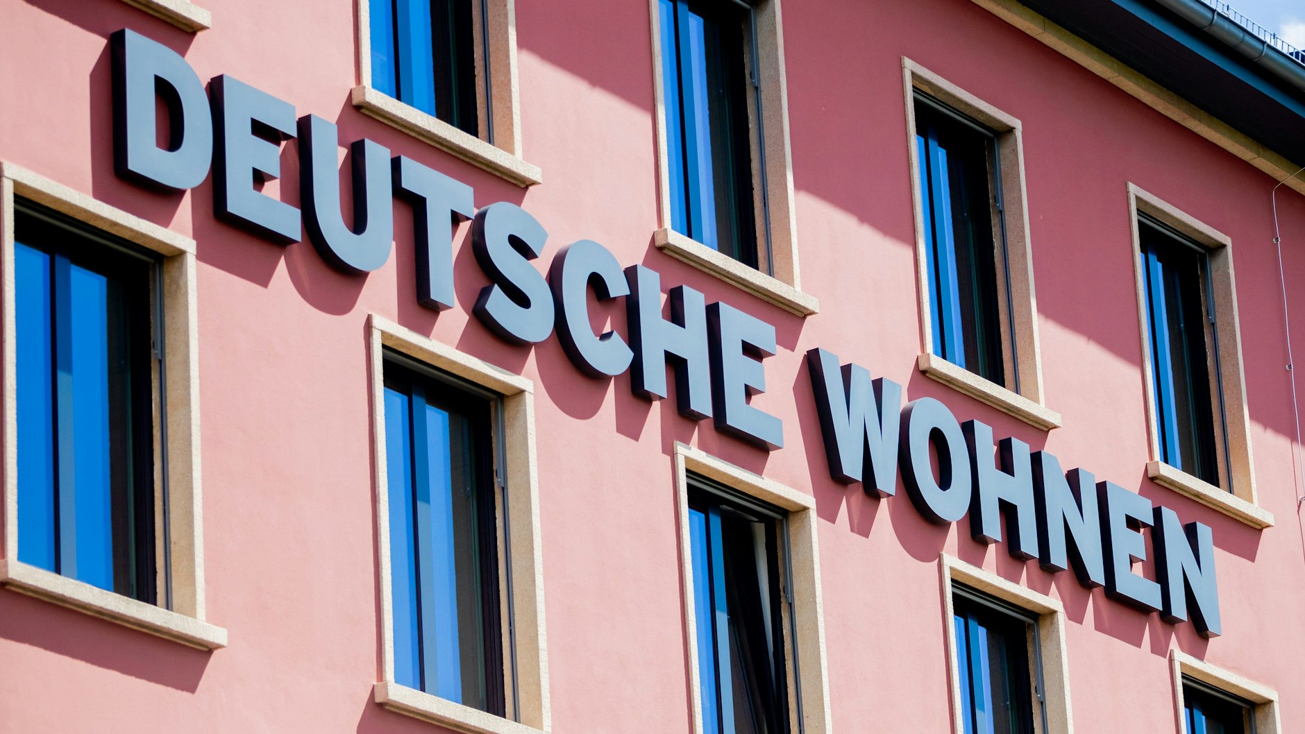 Steht auf der Liste der Enteignungsinitiative ganz oben: die Deutsche Wohnen. Im Bild: die Unternehmenszentrale in Wilmersdorf.