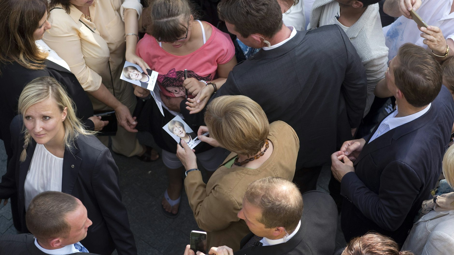 &nbsp;Angela Merkel schreibt Autogramme beim Tag der offenen Tür im Bundeskanzleramt 2015.<br>