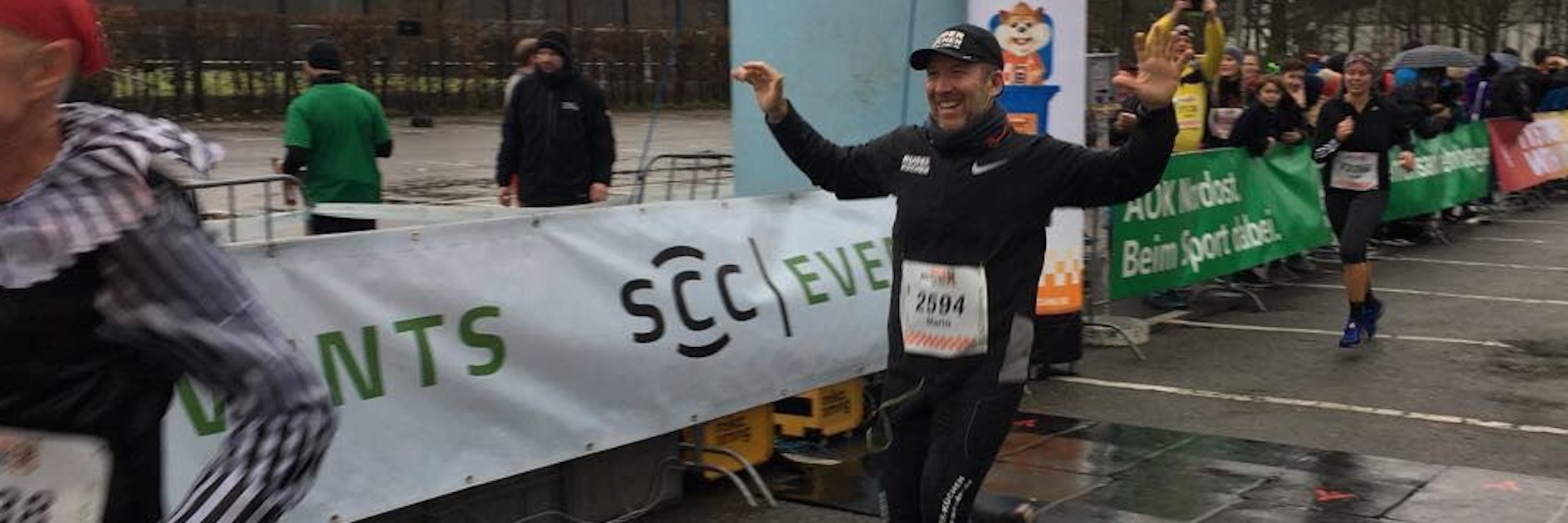 Hier läuft Mario Ruder bei seinem letzten Berlin-Marathon strahlend ins Ziel. Die Aufnahme entstand Ende September 2019.