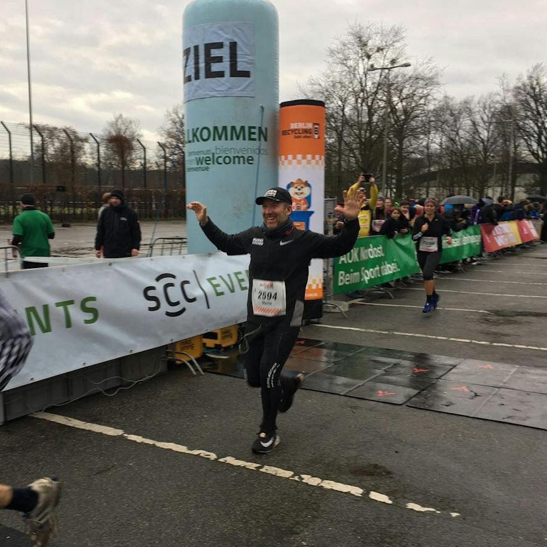 Vater und Sohn an Krebs erkrankt: Dieser Berliner rennt 42,195 Kilometer für Hendric und Finn!