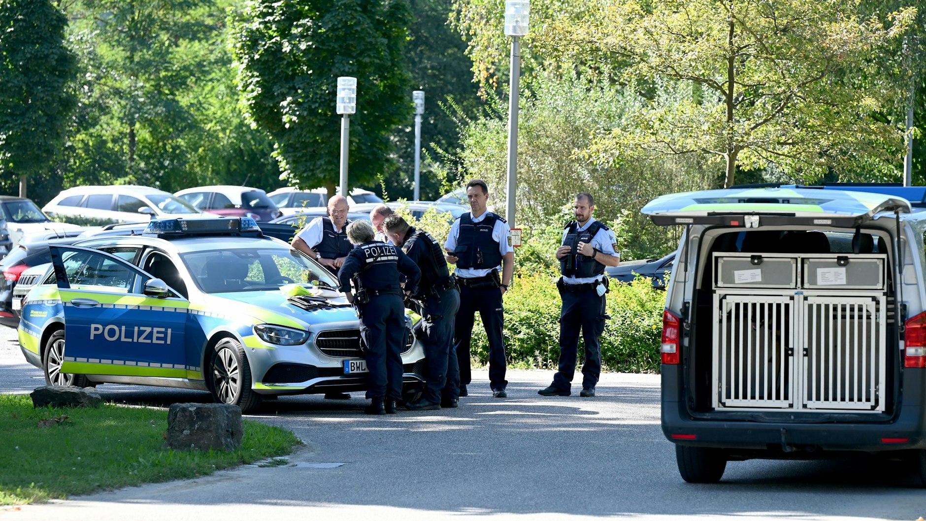 Polizisten vor der Klinik am Weissenhof.&nbsp;&nbsp;