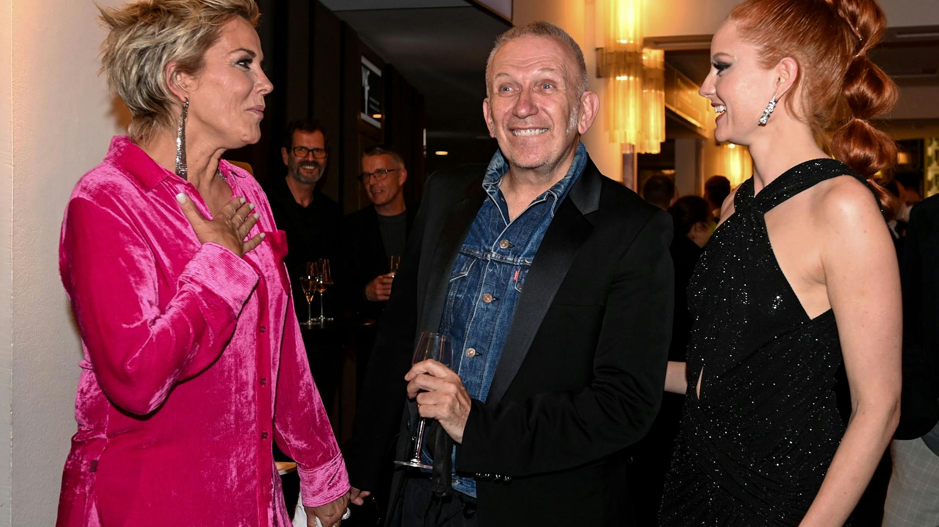 Witzige Unterhaltung in der Pause: Inka Bause (l.), Jean Paul Gaultier und Barbara Meier freuen sich über den Abend.