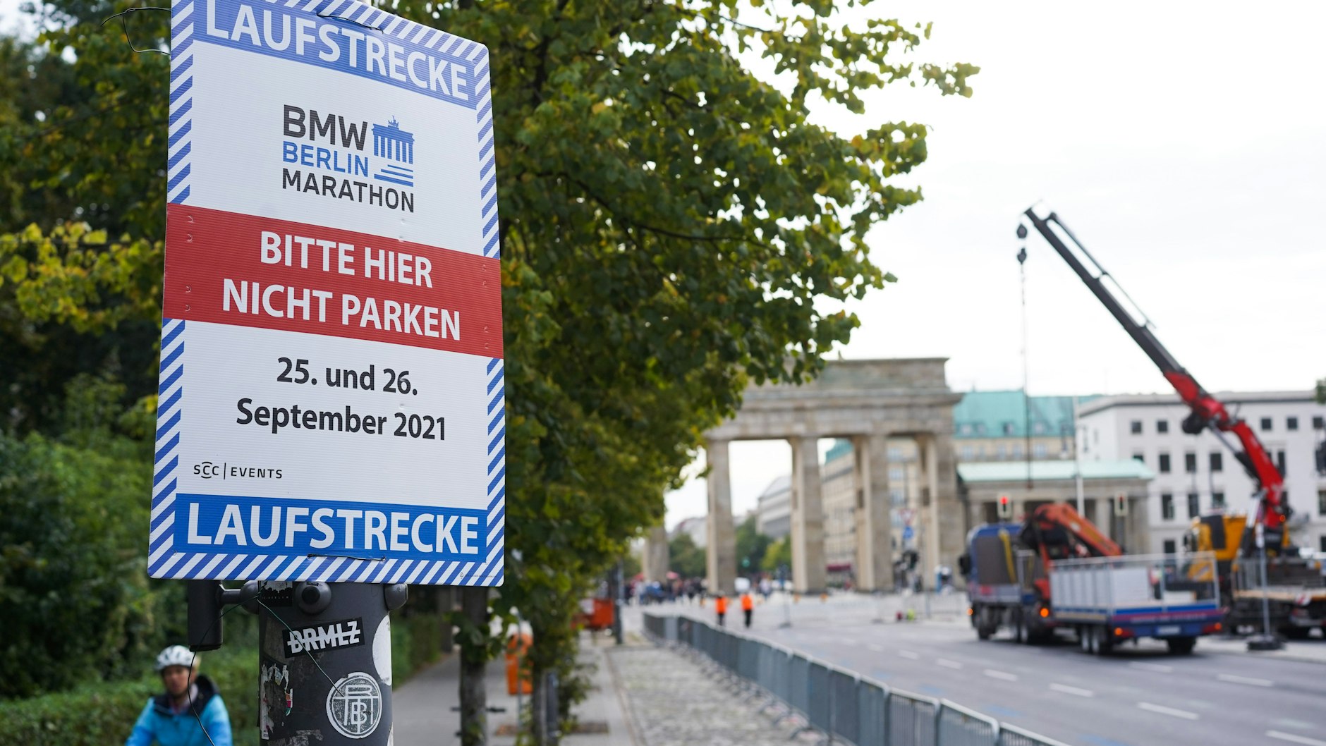 Vorbereitungen für den Marathon auf der Straße des 17. Juni.