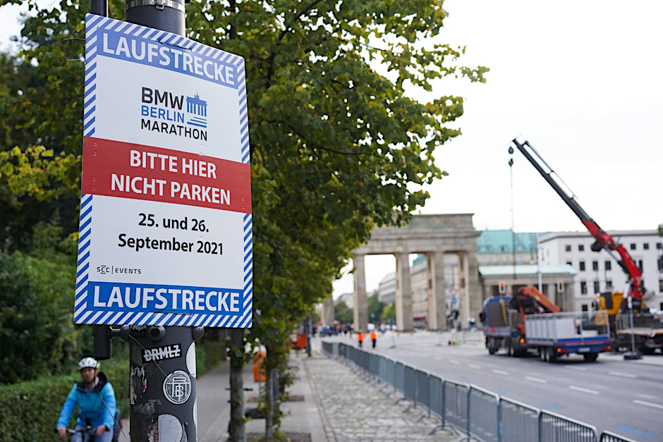 Vorbereitungen für den Marathon auf der Straße des 17. Juni.