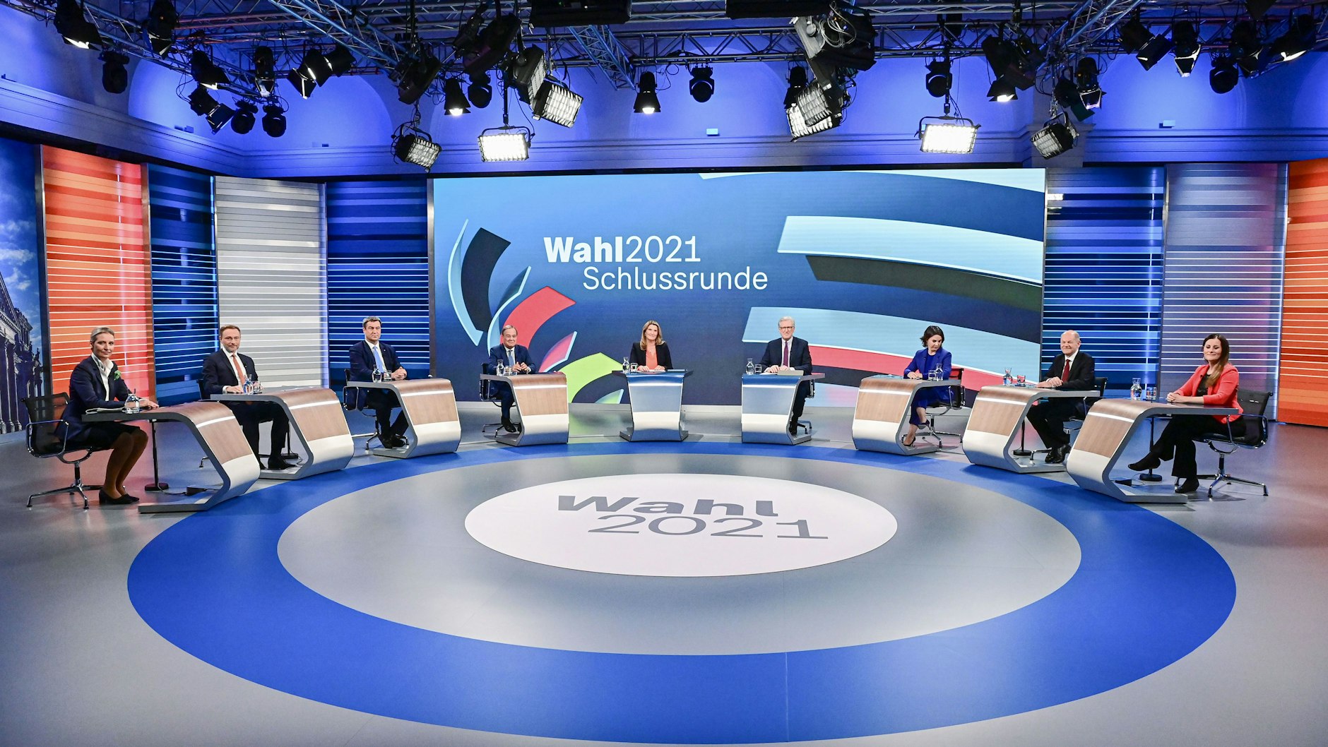 Politik als Wimmelbild: Alice Weidel (l-r), Christian Lindner, Markus Söder, Armin Laschet, Tina Hassel, Theo Koll, Annalena Baerbock, Olaf Scholz und Janine Wissler debattierten bei ARD und ZDF.