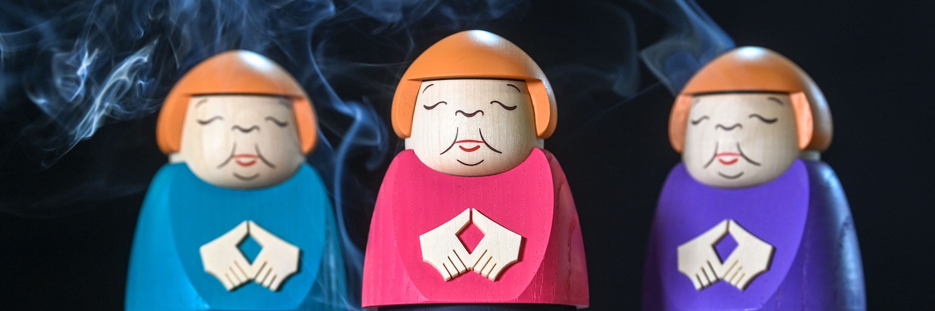 Angela Merkel raucht: Zum Ende ihrer Kanzlerschaft gibt es die Politikerin nun auch als Räucherfigur aus dem Erzgebirge und sie erweist sich als wahrer Verkaufsschlager im In- und Ausland. Die Nullserie ist bereits ausverkauft, Februar 2022 werden die nächsten Exemplare ausgeliefert.