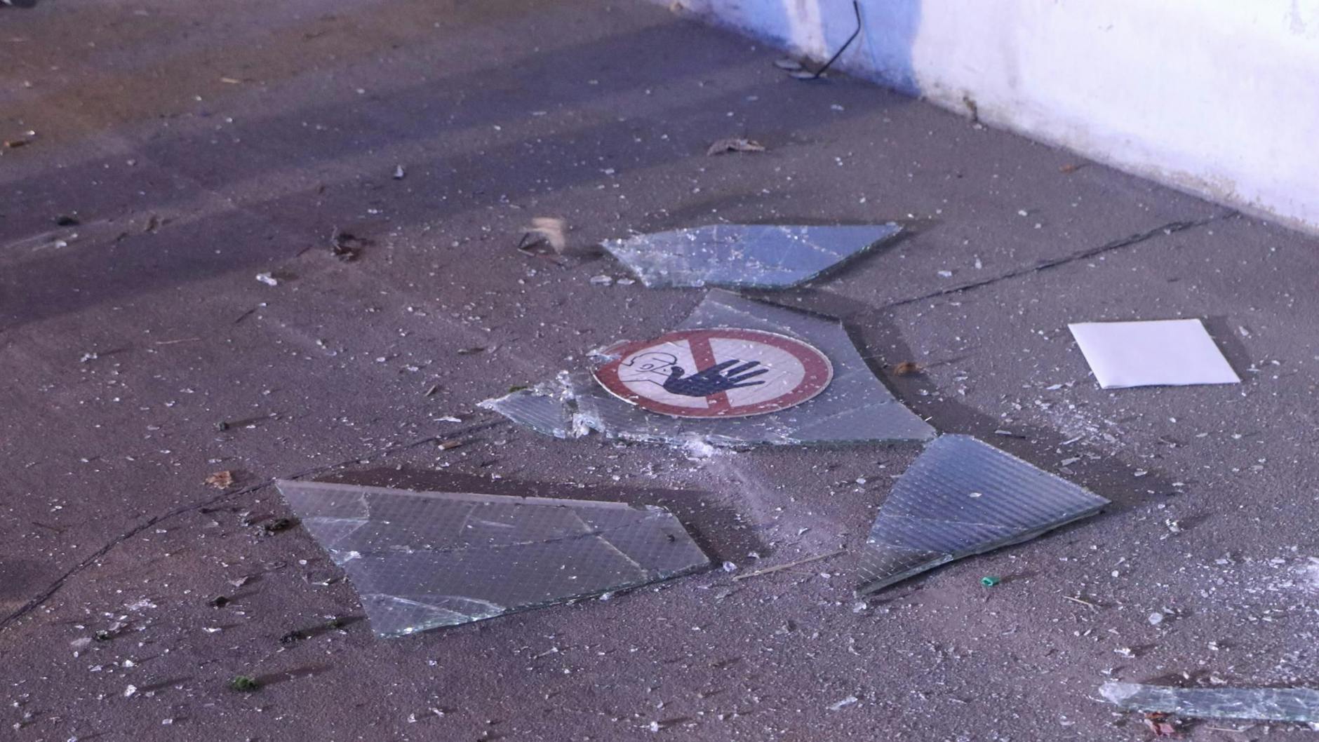 Gegen 0.45 Uhr betrat ein Mann aus bisher unbekannten Gründen auf dem Hinterhof der „GALERIA Karstadt“ am Hermannplatz in Kreuzberg ein Glasvordach. Dann brach er ein.