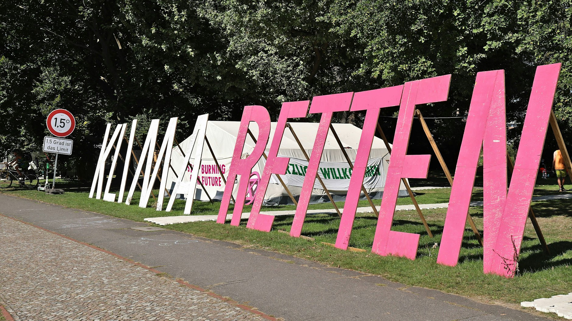 Klimacamp auf der Wiese neben dem Haus der Kulturen der Welt in Berlin.