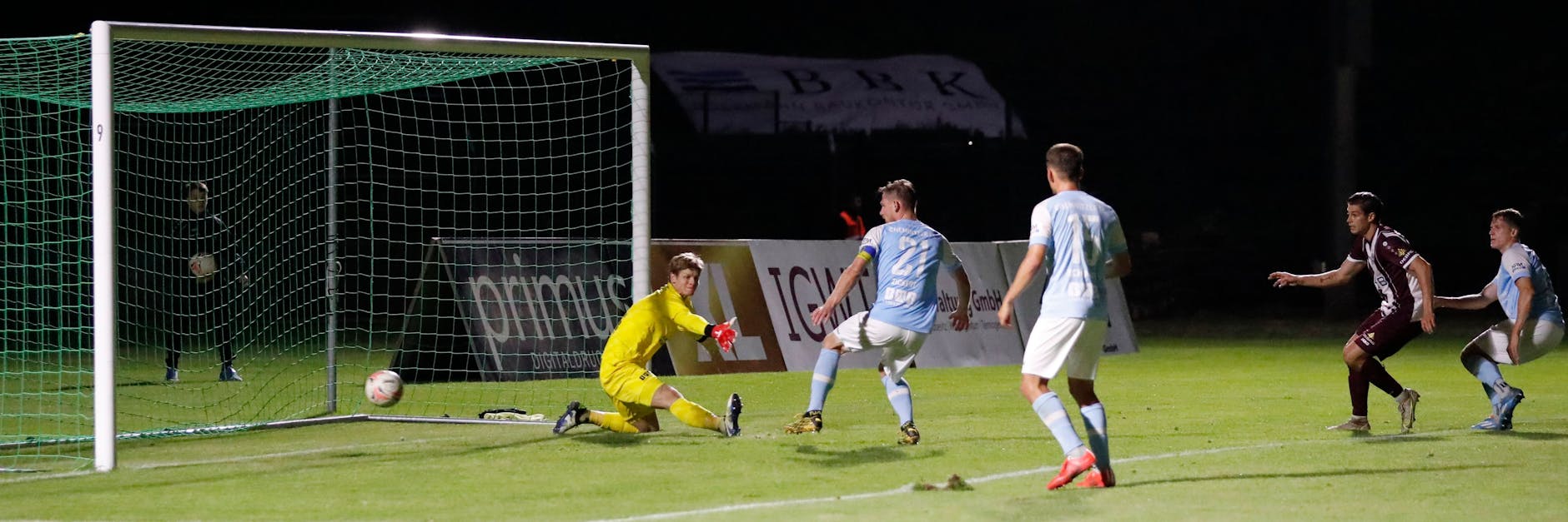 Andor Bolyki (2.v.r.) trifft in der vierten Minuten der Nachspielzeit zum umjubelten Ausgleich.