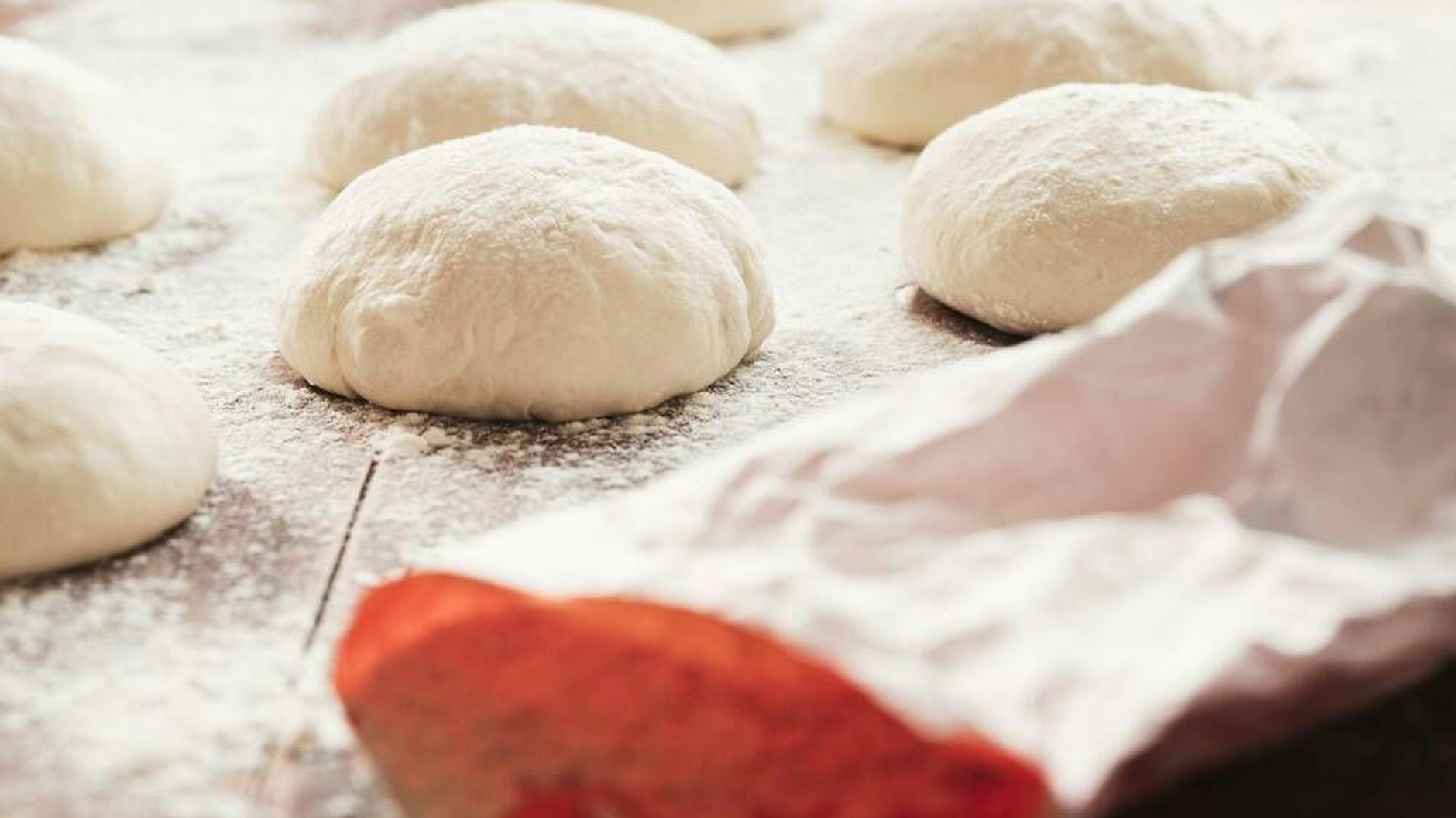 Die Brötchen müssen vor dem Backen für 20 Minuten gehen.