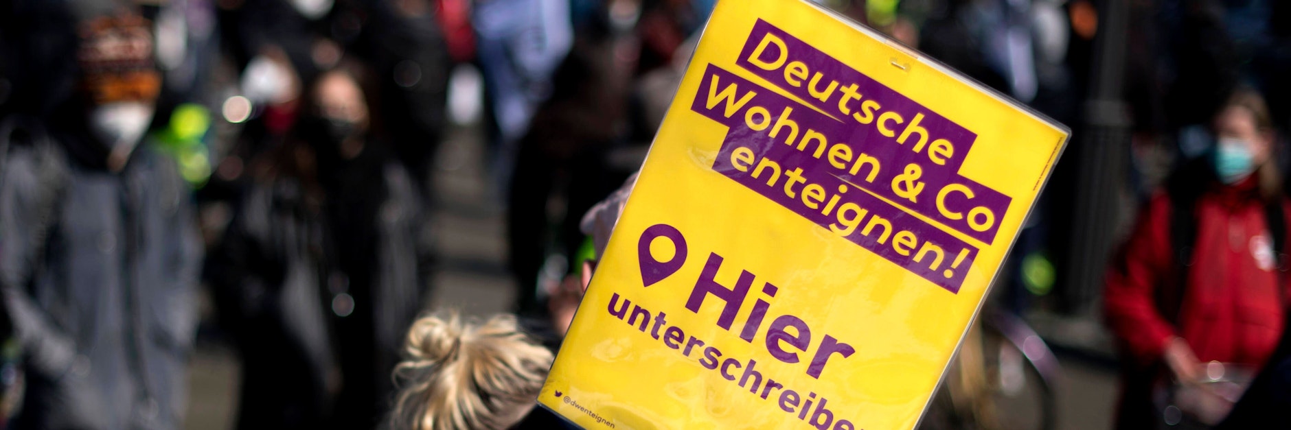 Demonstranten mit einem Schild zum Volksentscheid „Deutsche Wohnen & Co. enteignen“ bei einem Mieter-Protest in Berlin.