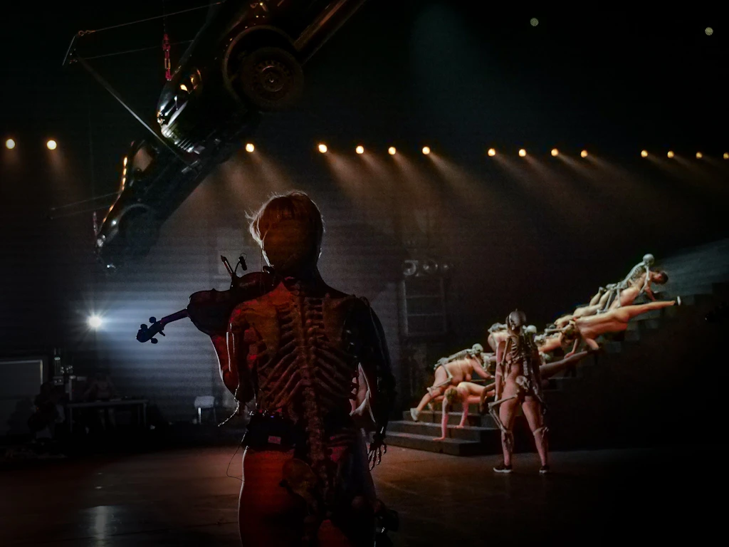 Ohne Schamgrenzen: „A Divine Comedy“ von Florentina Holzinger an der Volksbühne
