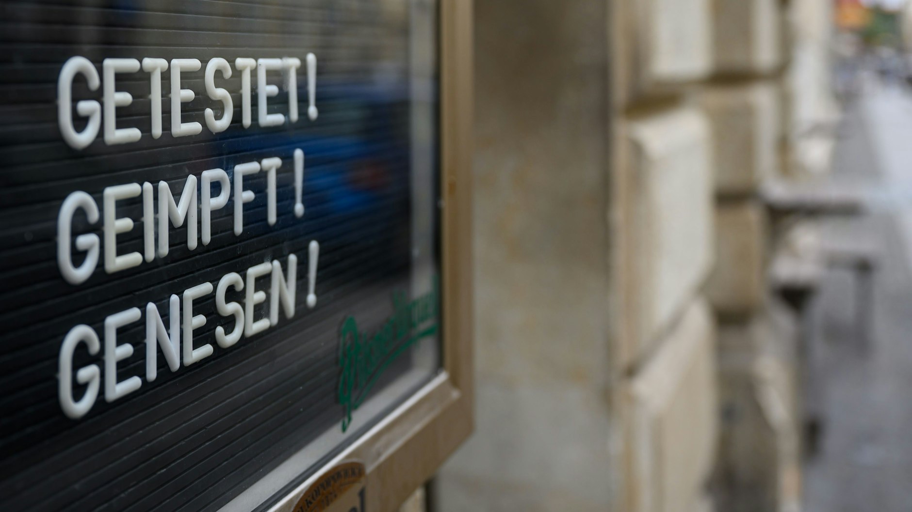 Bei vielen Restaurant steht nun draußen, welche Regeln drinnen gelten.