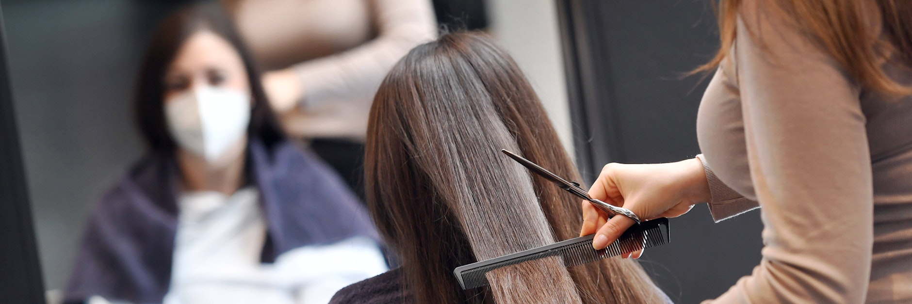 Eine Frau im Friseursalon (Symbolbild). In Indien hat ein&nbsp;Friseur seine Kundin missverstanden und schnitt die Haare zehn Zentimeter kurz statt nur die Spitzen.