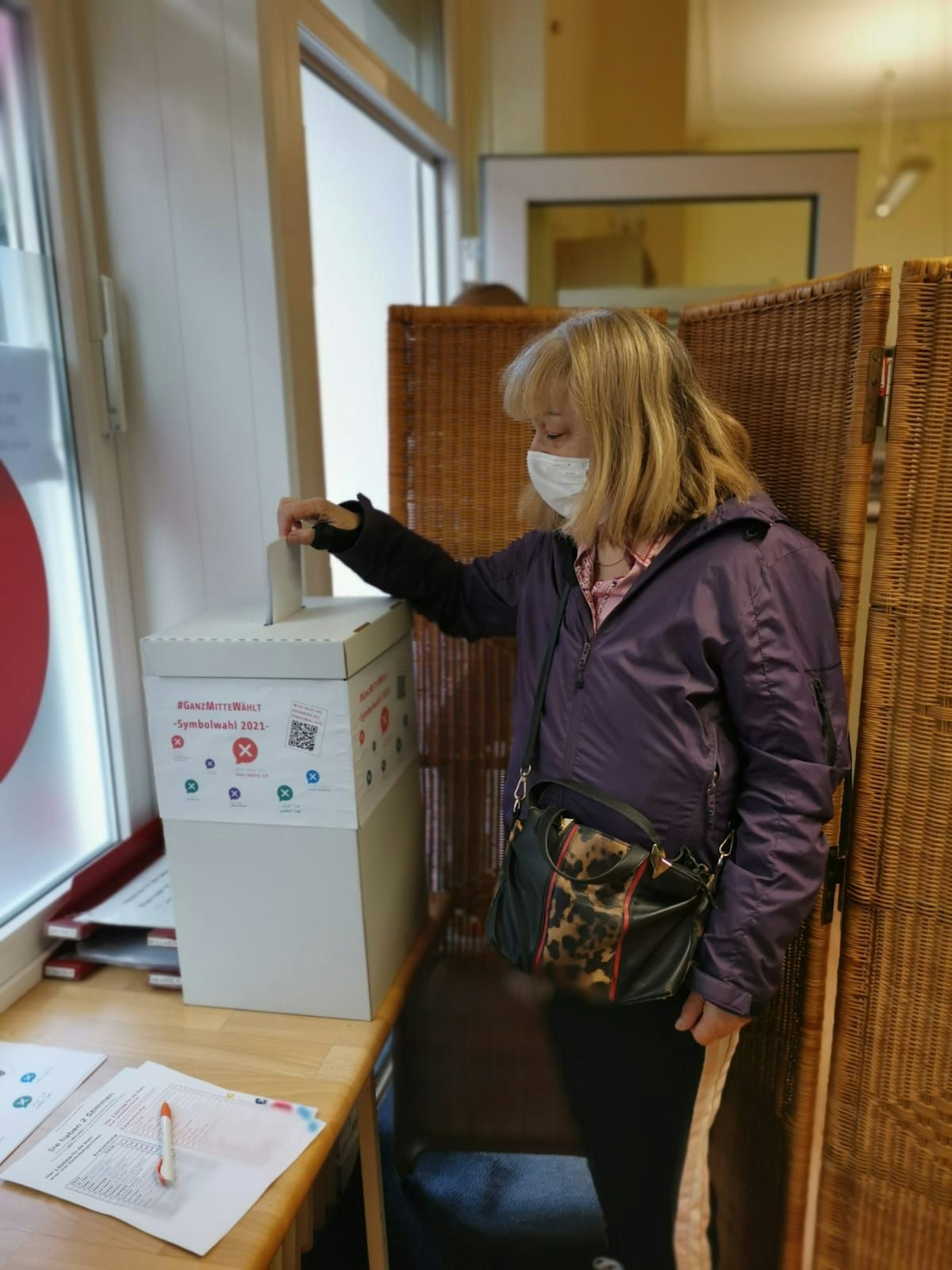 A voter casts her ballot at Lotsenprojekt "Die Brücke", a consultation service for foreigners in Mitte which served as a polling station.