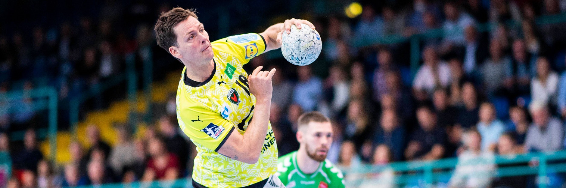 Gleich wird es unfreiwillig komisch: Füchse-Ass Hans Lindberg beim Murks-Siebenmeter in Minden.