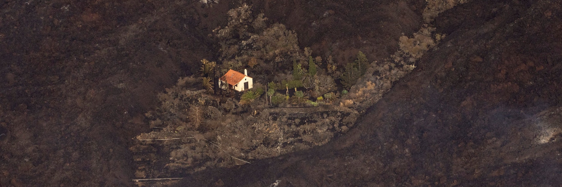 Die Lava umgibt nach dem Vulkanausbruch das Haus auf der Insel La Palma, das verschont blieb.