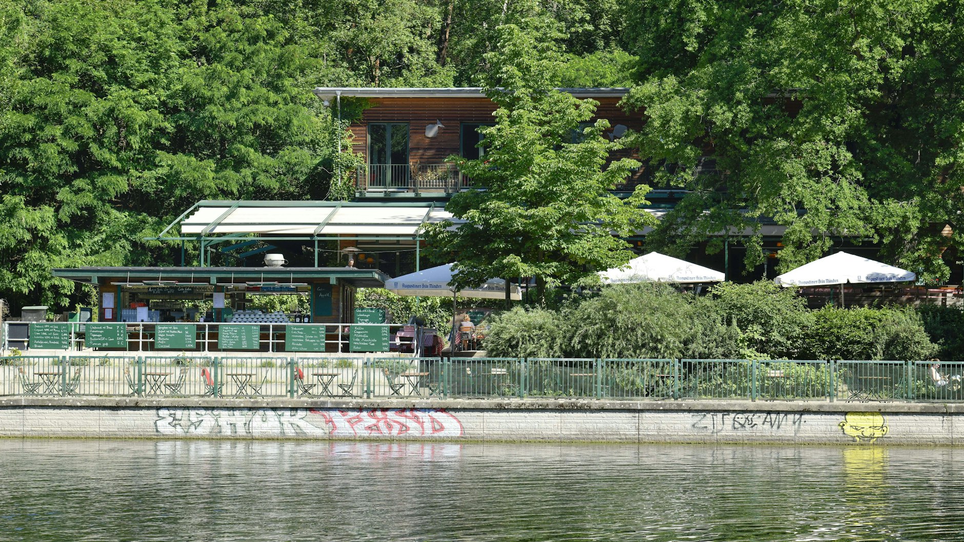 Die Fischerhütte am Schlachtensee in Berlin-Zehlendorf.