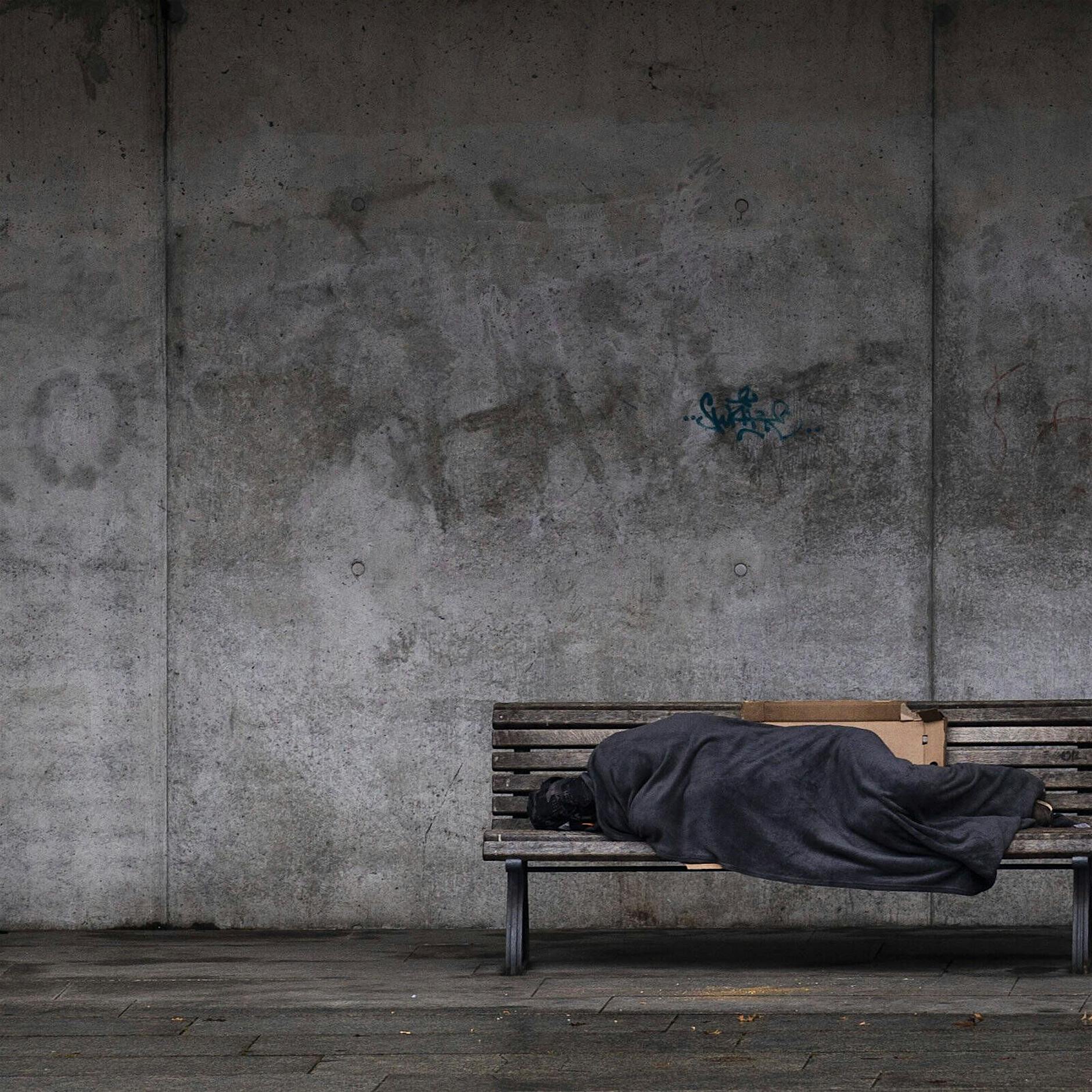 „Nicht mehr auf der Straße schlafen“: Obdachloser gesteht Mord nach 38 Jahren