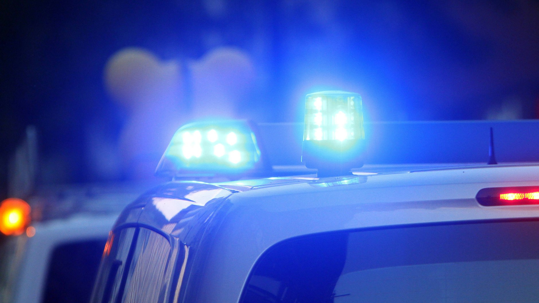 Einsatzwagen der Polizei stehen mit Blaulicht an einem Tatort (Symbolbild).&nbsp;