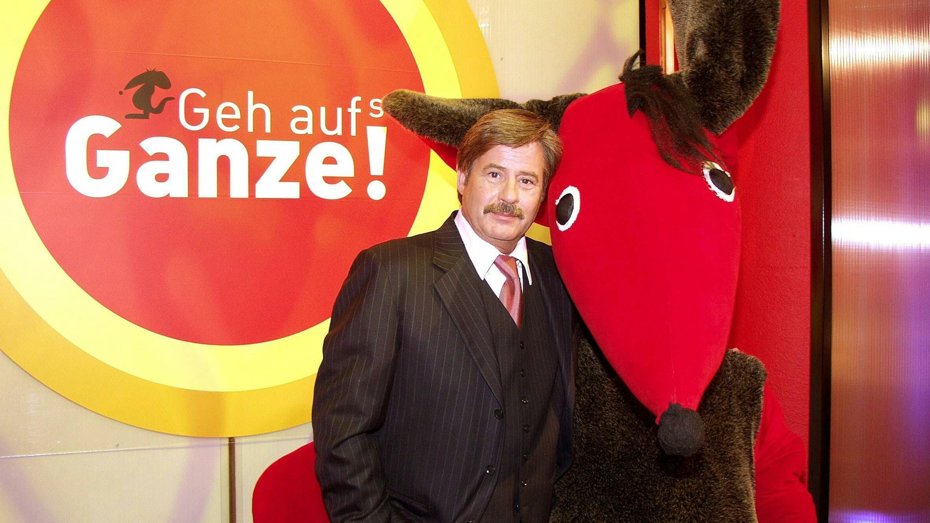Jörg Draeger mit dem beliebtesten Gameshow-Trostpreis der TV-Geschichte: dem Zonk.