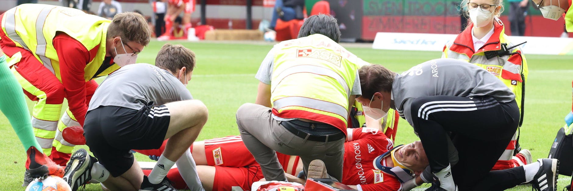 Union-Verteidiger Timo Baumgartl war kurzzeitig bewusstlos und musste ins Krankenhaus, soll aber wieder ansprechbar sein. 