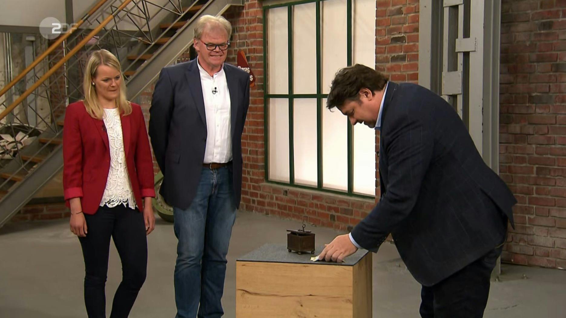 „Bares für Rares“-Händler Daniel Meyer bekommt die Schatulle für 2850 Euro.