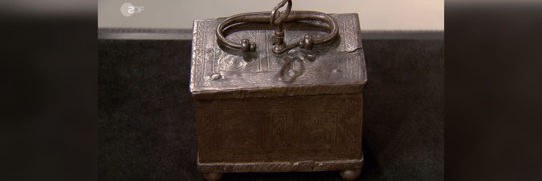 Bei&nbsp;„Bares für Rares“ steht diese 400 Jahre alte Schatztruhe zum Verkauf.