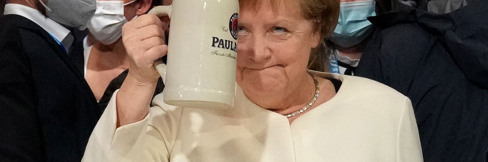 Angela Merkel stößt bei einem Wahlkampf-Termin in München mit einer Maß Bier an.