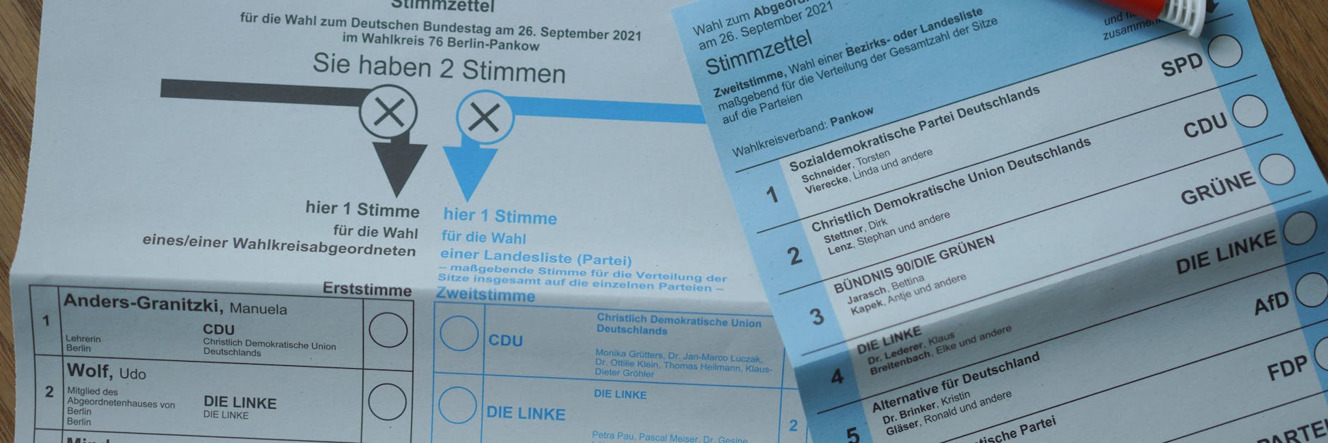 So sehen sie aus: Der Stimmzettel für die Zweitstimme bei der Wahl des Berliner Abgeordnetenhauses (r.) und der Wahlschein für die Wahl des Deutschen Bundestags.