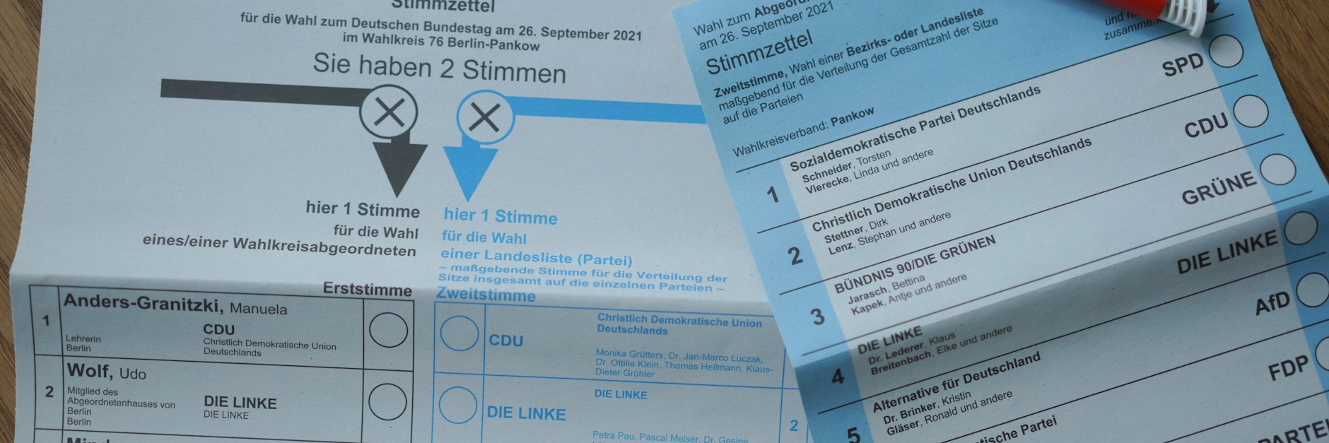 So sehen sie aus: Der Stimmzettel für die Zweitstimme bei der Wahl des Berliner Abgeordnetenhauses (r.) und der Wahlschein für die Wahl des Deutschen Bundestags.