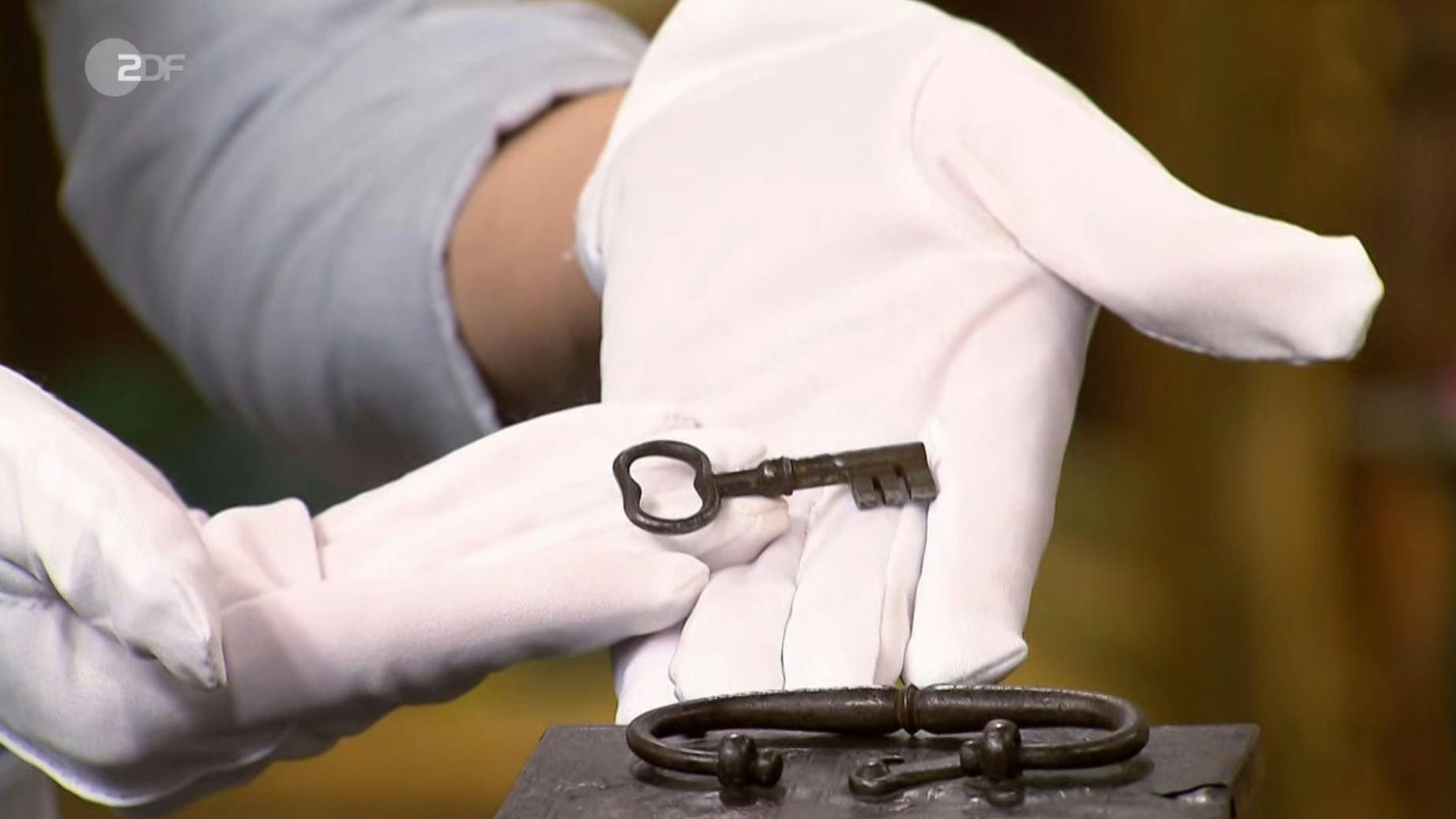 Da ist er, der verloren geglaubte Schlüssel der Schatztruhe, die bei „Bares für Rares“ verkauft werden soll.