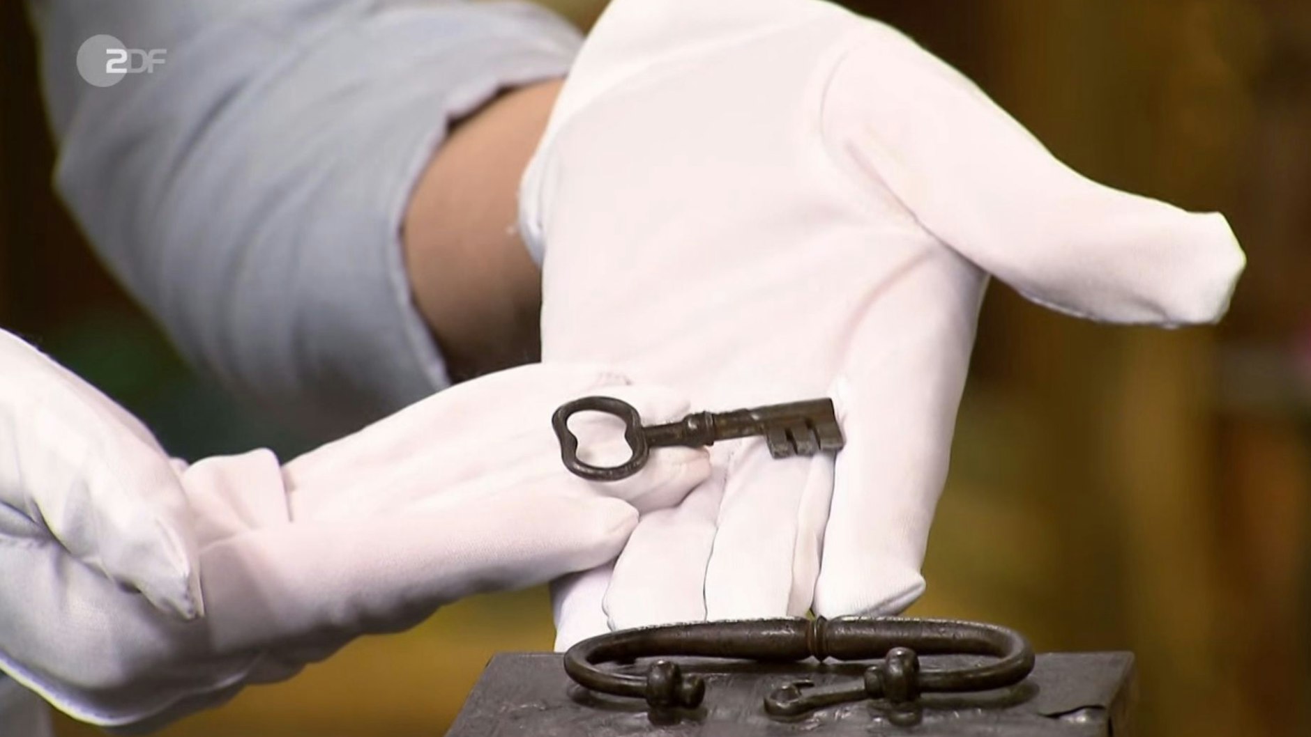 Da ist er, der verloren geglaubte Schlüssel der Schatztruhe, die bei&nbsp;„Bares für Rares“ verkauft werden soll.