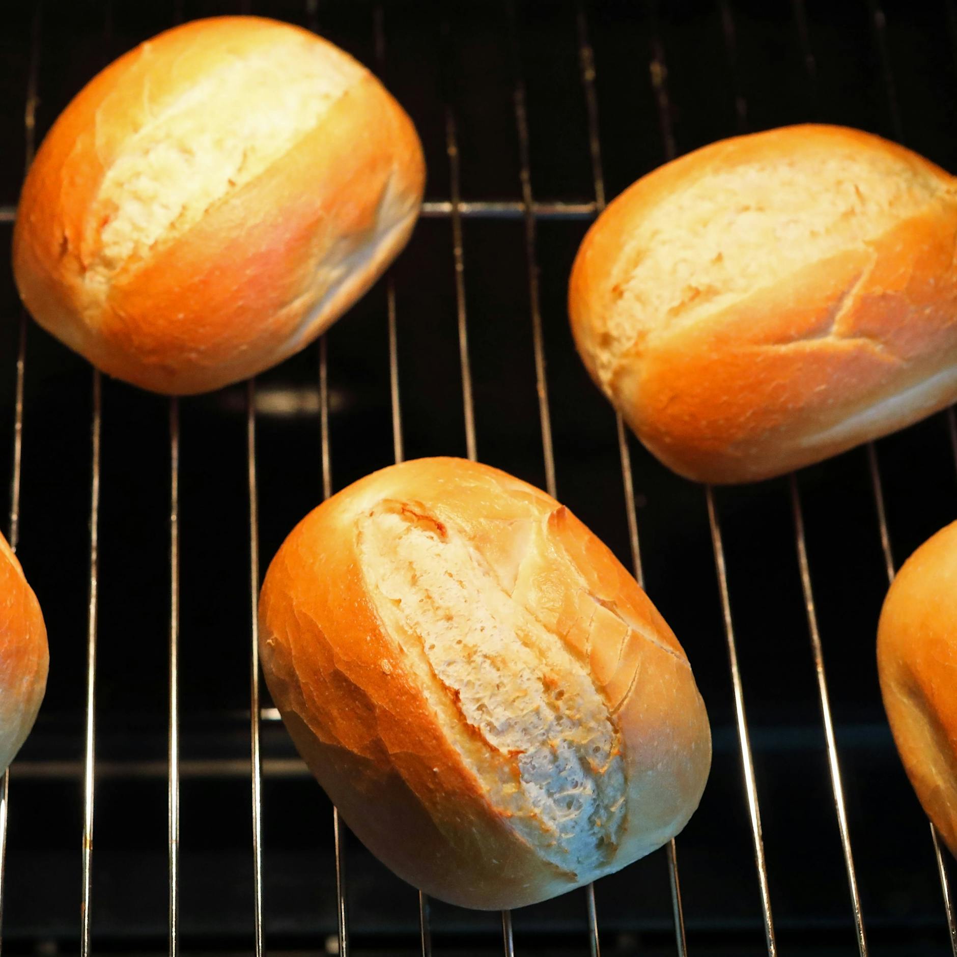 Brötchen vom Vortag wieder aufbacken: Mit diesem Trick schmecken sie garantiert wie frisch vom Bäcker!