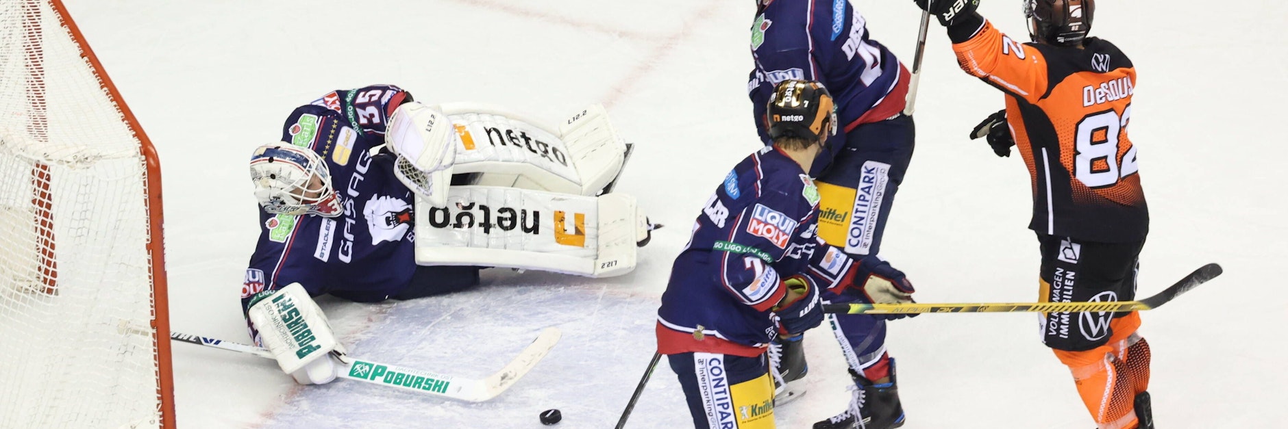 Tor verrutscht, der Puck klar vor der Linie und vor Eisbären-Goalie Mathias Niederberger - die Schiris entscheiden trotzdem auf Treffer.&nbsp;