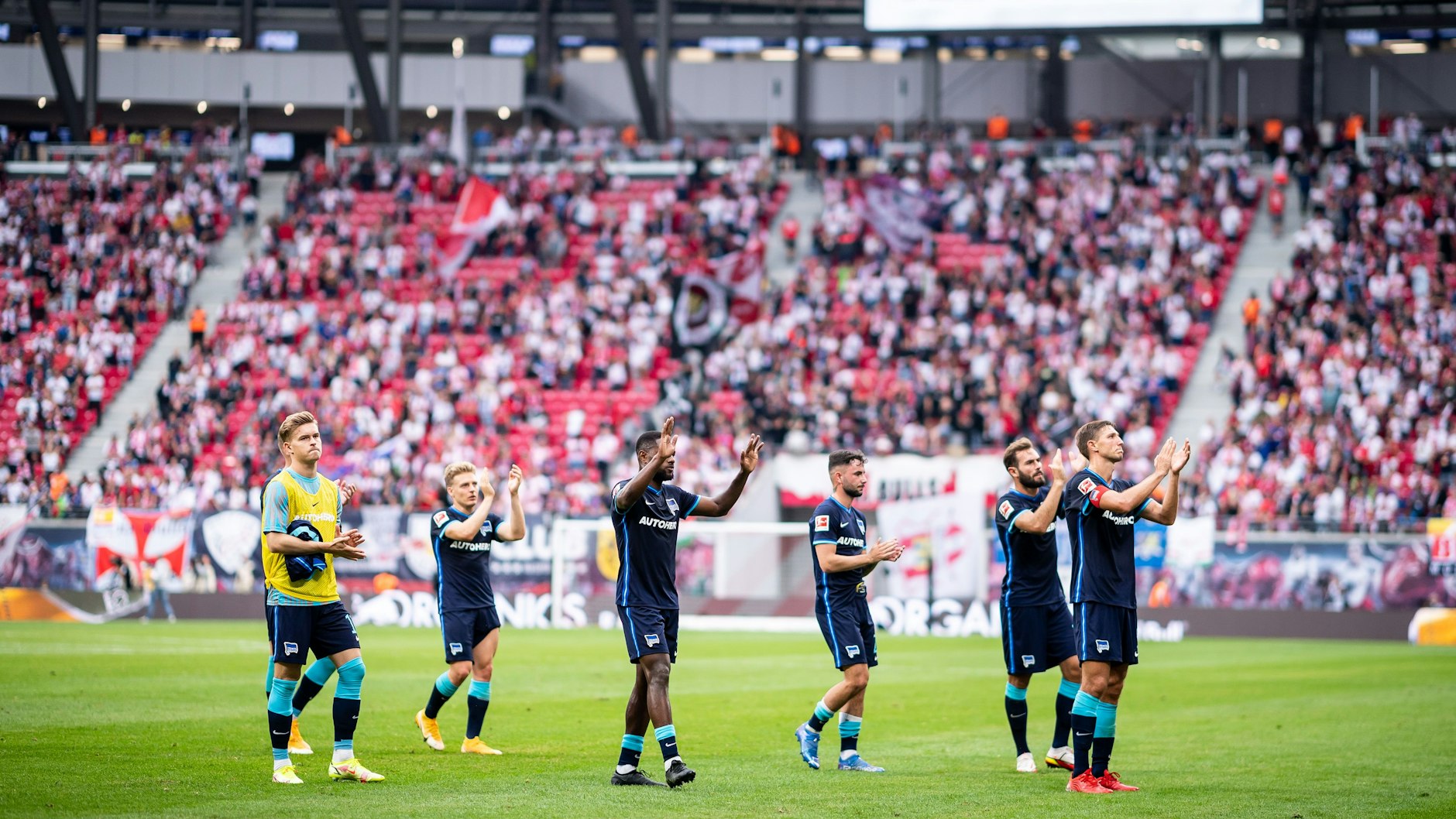 Bedankten sich für die Unterstützung der mitgereisten Fans: Die Profis von Hertha BSC nach der 0:6-Klatsche bei RB Leipzig.&nbsp;